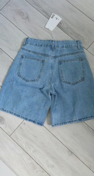 Jeansshorts mit gestickten Erdbeeren - obrazek 4