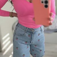 Jeansshorts mit gestickten Erdbeeren