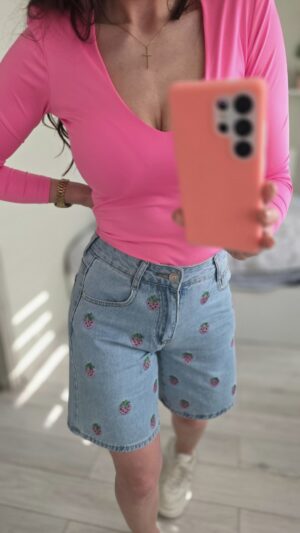 Jeansshorts mit gestickten Erdbeeren