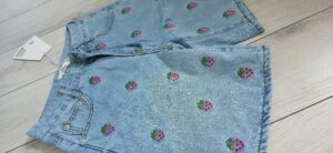 Jeansshorts mit gestickten Erdbeeren - obrazek 3