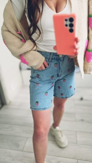 Jeansshorts mit gestickten Erdbeeren - obrazek 2